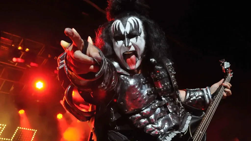 O baixista do Kiss, Gene Simmons durante um show em 2012, em Londres, na Inglaterra - (Jim Dyson/Getty Images) Leia mais em: https://veja.abril.com.br/coluna/o-som-e-a-furia/gene-simmons-fara-show-no-brasil-no-festival-summer-breeze-em-sp
