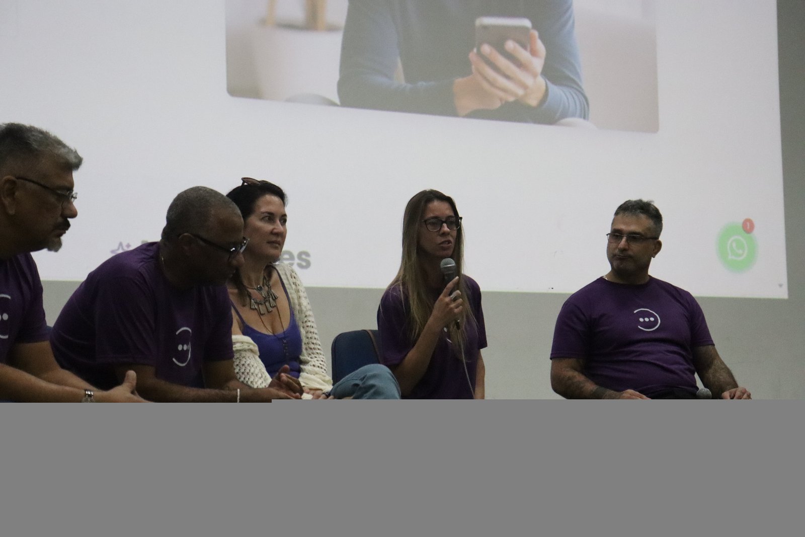 Profissionais apresentando sobre dependência química