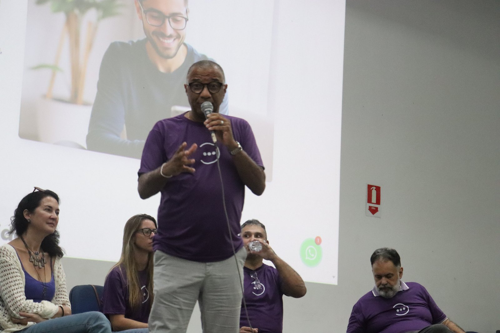 Psiquiatra falando sobre aspectos biológicos da dependência